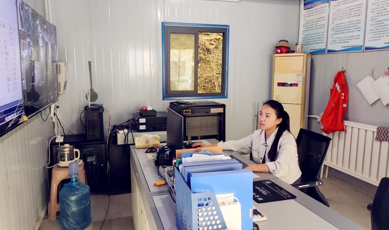 堅(jiān)守安全防線，綻放巾幗風(fēng)采｜記西溝鐵礦安全監(jiān)控員黃春玲