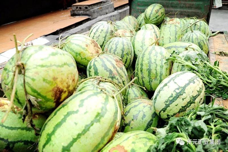 買下一整車西瓜，讓瓜農(nóng)早點(diǎn)回家